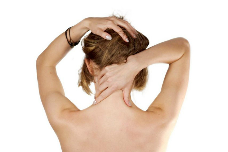 Боль в шее и между лопаток: причины возникновения и способы лечения