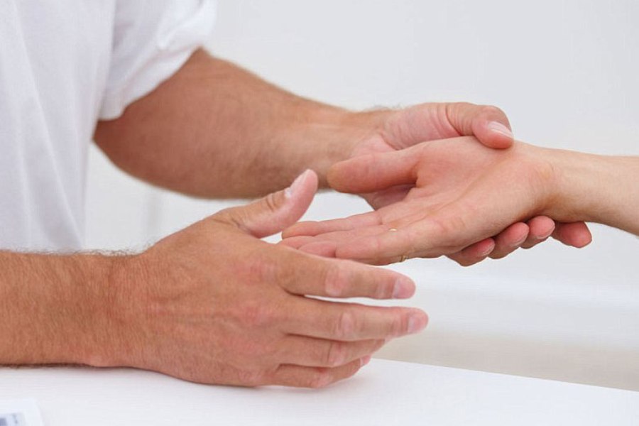 Немеют и болят кисти рук | Сеть клиник «ЗдравКлиник»