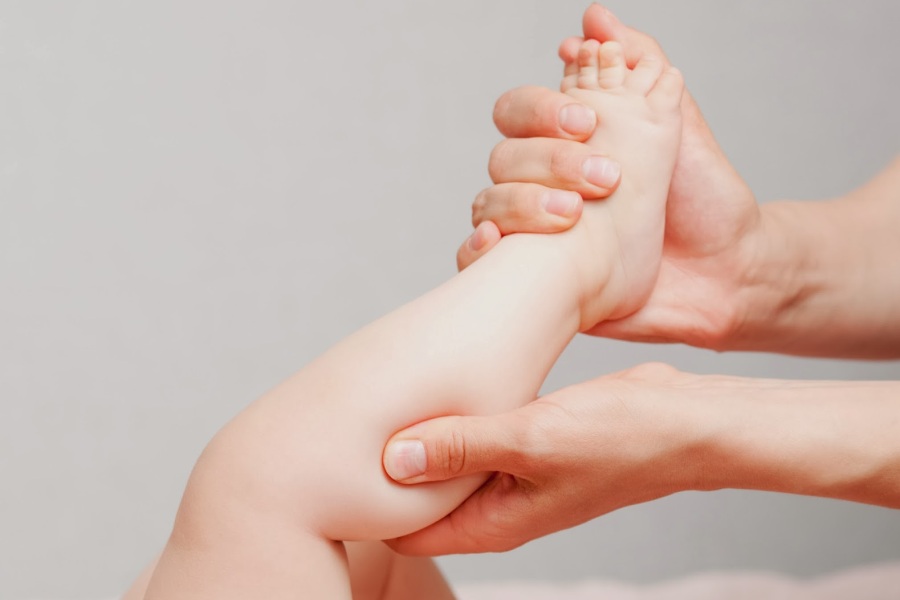 Ребенок на носочках массаж. Массаж ног для детей. Массаж ног малышу. Массаж для малышей стопы. Массаж ступней детям.