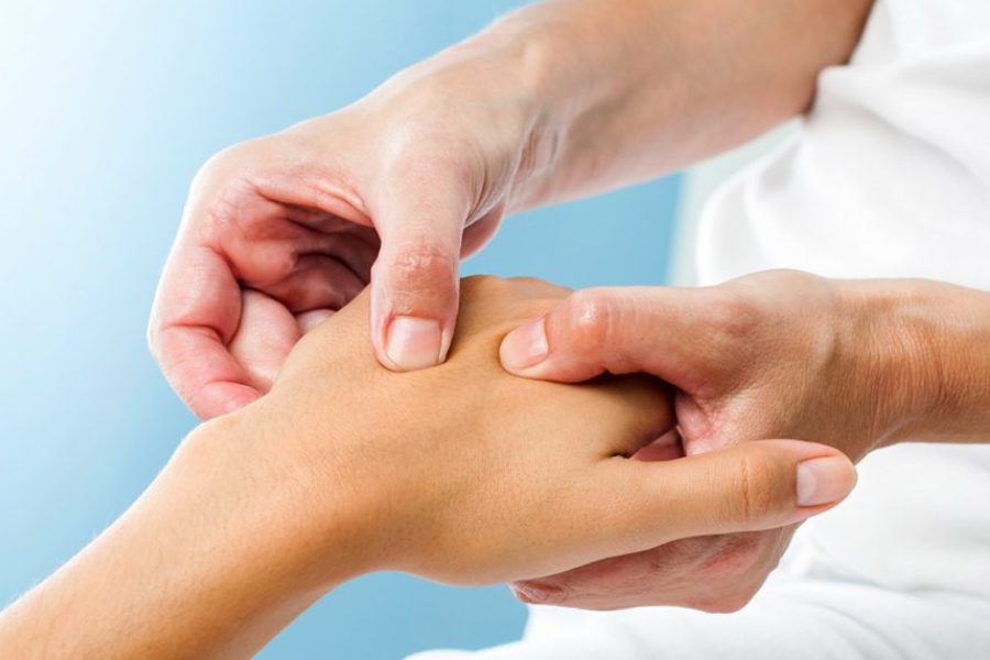 Онемение пальцев рук: причины и надёжное лечение в клинике Красноярска